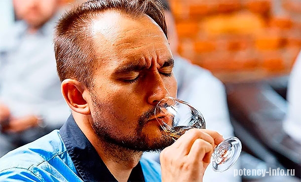 Мужчина выпивает рюмку спиртного